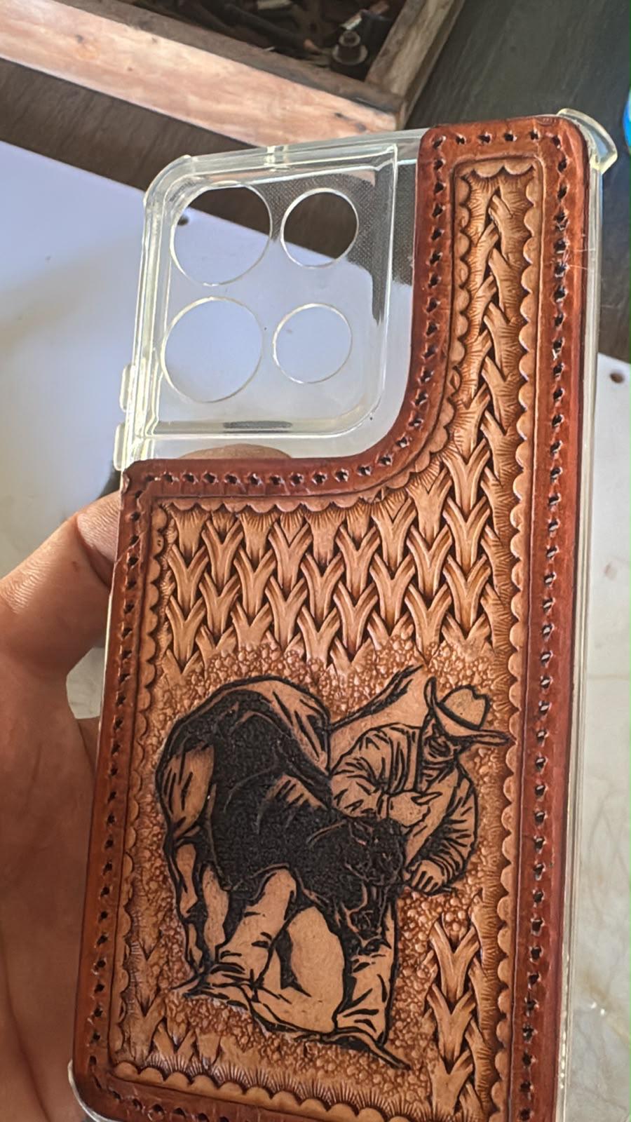 Capinha de celular com cena de rodeio