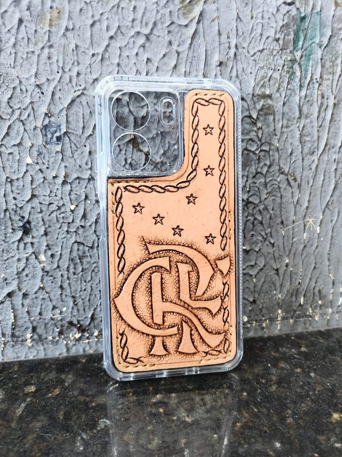 Capinha com monograma gravado à mão